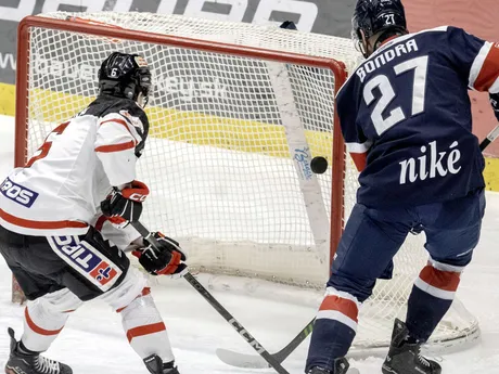 Radovan Bondra strieľa gól (Slovan), vľavo sa prizerá Boris Žabka (Bystrica)  počas zápasu 46. kola hokejovej Tipos extraligy. 