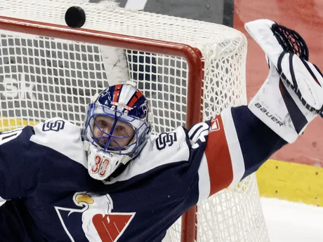 Denis Godla (Slovan) počas zápasu 46. kola hokejovej Tipos extraligy medzi HC Slovan Bratislava - HC Monacobet Banská Bystrica.