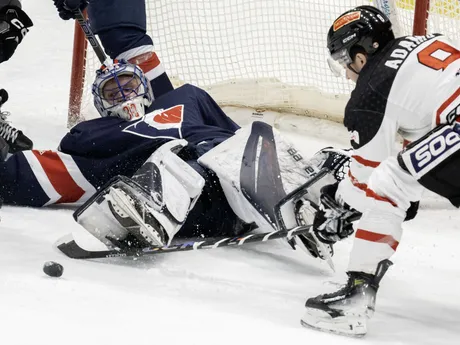 Denis Godla (Slovan) a Collin Adams (Bystrica) počas zápasu 46. kola hokejovej Tipos extraligy. 