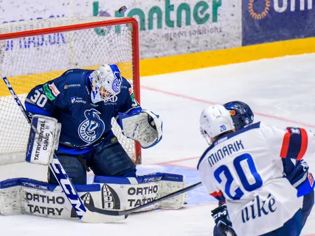 Adam Vay (Poprad), Jakub Minárik (Bratislava) počas zápasu 49. kola hokejovej Tipos extraligy.