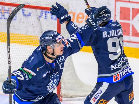 Adam Cracknell a Peter Bjalončík (obaja Poprad) sa tešia z gólu počas zápasu 49. kola hokejovej Tipos extraligy.