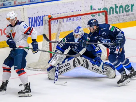 Dominik Jendek (Bratislava), Adam Vay, Ladislav Romančík (obaja Poprad) počas zápasu 49. kola hokejovej Tipos extraligy.