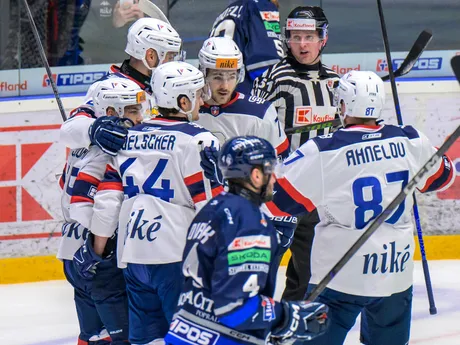 Hokejisti Bratislavy sa tešia z gólu počas zápasu 49. kola hokejovej Tipos extraligy HK Poprad - HC Slovan Bratislava.