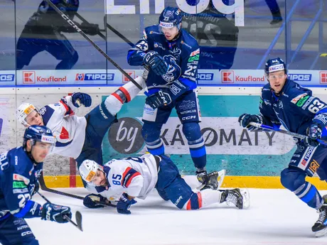 Roman Kukumberg, Marek Slovák (obaja Bratislava), Oliver Turan, Trent Bourque (Poprad) počas zápasu 49. kola hokejovej Tipos extraligy.