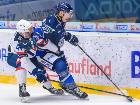 Mitchel Mckenna Hoelscher (Bratislava), Adam Cracknell (Poprad) počas zápasu 49. kola hokejovej Tipos extraligy.