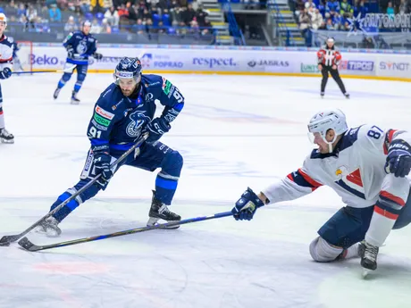 Andrew Calof (Poprad), Jonas Peter Ahnelöv (Bratislava) počas zápasu 49. kola hokejovej Tipos extraligy.