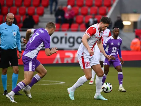 Na snímke uprostred Pepijn Doesburg (Trenčín), druhý vľavo Martin Šimko (Komárno) a rozhodca Michal Smolák počas 19., prvého jarného kola futbalovej Niké ligy AS Trenčín - KFC Komárno.