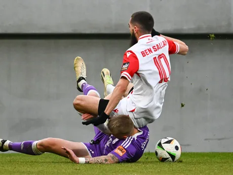 Sprava Samir Ben Sallam (Trenčín) a Dominik Špiriak (Komárno) bojujú o loptu počas 19. kola Niké ligy AS Trenčín - KFC Komárno.