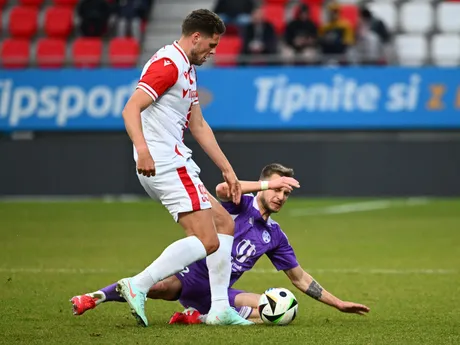 Na snímke zľava Pepijn Doesburg (Trenčín) a Dominik Žák (Komárno) bojujú o loptu počas 19., prvého jarného kola futbalovej Niké ligy AS Trenčín - KFC Komárno.