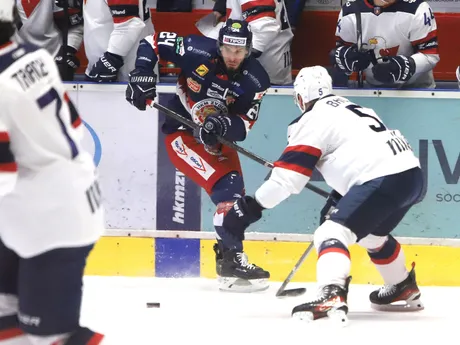 Zľava Peter Zuzin (Zvolen) a Patrik Bačík (Slovan) počas zápasu 50. kola Tipos extraligy HKM Zvolen - HC Slovan Bratislava.