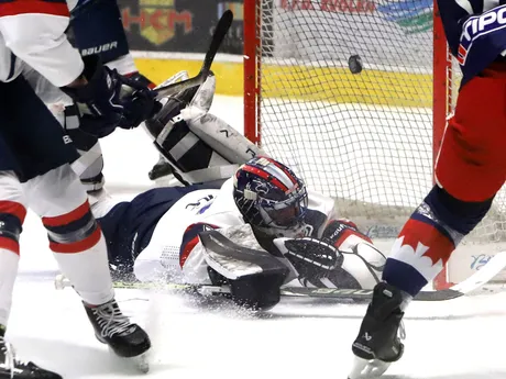 Brankár Slovana Denis Godla inkasuje gól počas zápasu 50. kola Tipos extraligy HKM Zvolen - HC Slovan Bratislava.