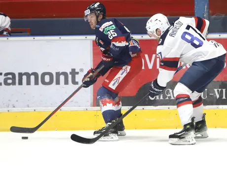 Zľava Kyle Olson (Zvolen) a Peter Ahnelov (Bratislava) počas zápasu 50. kola Tipos extraligy HKM Zvolen - HC Slovan Bratislava.