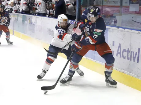 Zľava Marek Slovák (Bratislava) a Andrej Kudrna (Zvolen) počas zápasu 50. kola Tipos extraligy HKM Zvolen - HC Slovan Bratislava.