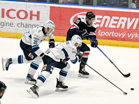 Na snímke zľava Samuel Buček, Jaedon Descheneau (obaja Nitra) a Jakub Minárik (Slovan)