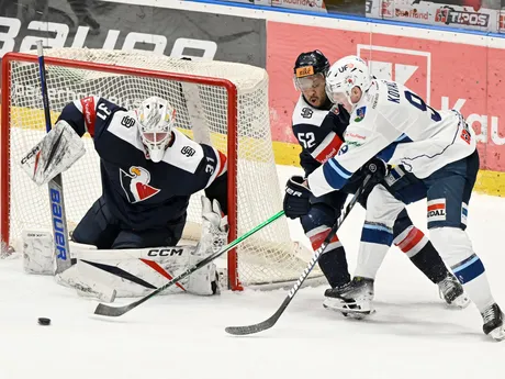 Na snímke zľava brankár Henri Kiviaho, Sena Wendell Acolatse (obaja Slovan) a Hugo Kováč (Nitra) 