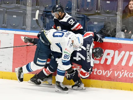 Na snímke v popredí Tomáš Hrnka (Nitra), v pozadí vľavo Sena Wendell Acolatse a vpravo Mitchell Mckenna Hoelscher (obaja Slovan)