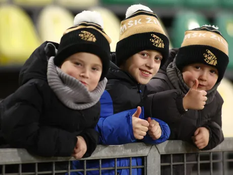 Na snímke detskí fanúšikovia Žiliny povzbudzujú v zápase 19., prvého kola jarnej časti futbalovej Niké ligy medzi MŠK Žilina - FC Košice.