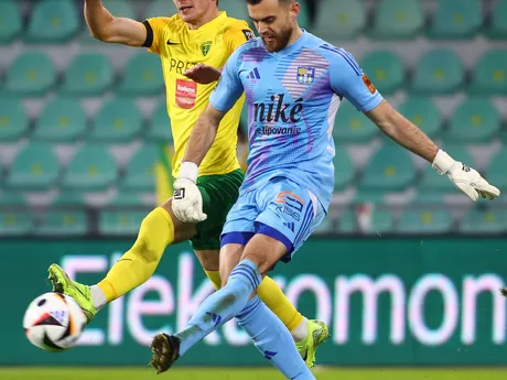 Na snímke zľava Dávid Ďuriš (Žilina) a brankár Dávid Šípoš (Košice) bojujú o loptu v zápase 19., prvého kola jarnej časti futbalovej Niké ligy medzi MŠK Žilina - FC Košice.