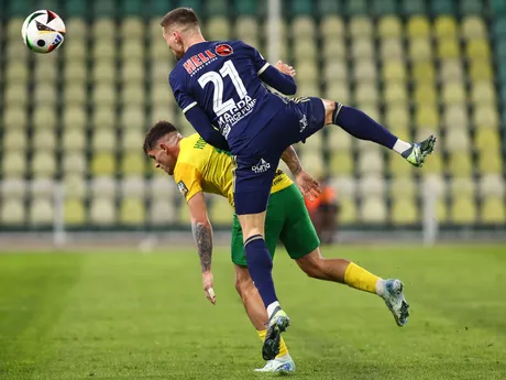 Na snímke zľava Samuel Kopásek (Žilina) a Daniel Magda (Košice) bojujú o loptu v zápase 19., prvého kola jarnej časti futbalovej Niké ligy medzi MŠK Žilina - FC Košice.