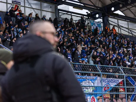 Fanúšikovia Slovana povzbudzujú v zápase 19. kola futbalovej Niké ligy MFK Ružomberok - ŠK Slovan Bratislava.