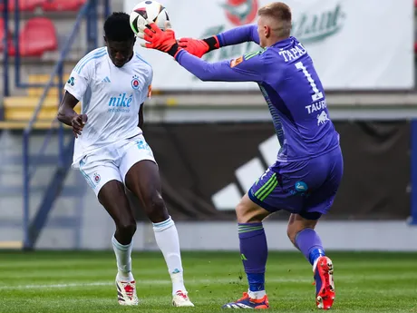 Zľava Sharani Zuberu (Bratislava) a brankár Dominik Ťapaj (Ružomberok) bojujú o loptu v zápase 19. kola Niké ligy MFK Ružomberok - ŠK Slovan Bratislava.