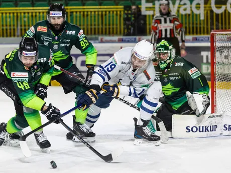 Daniel Gachulinec (Žilina), Matúš Holenda (Žilina), Branislav Rapáč (Spišská Nová Ves) a brankár Connor LaCouvée (Žilina) v zápase 46. kola hokejovej Tipos extraligy.