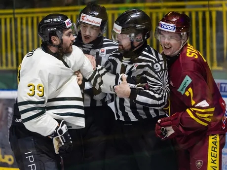 Zľava Brendan Ranford (Žilina) a Brett Richard Stapley (Trenčín) v zápase 51. kola Tipos extraligy DOXXbet Vlci Žilina - HK Dukla Trenčín.