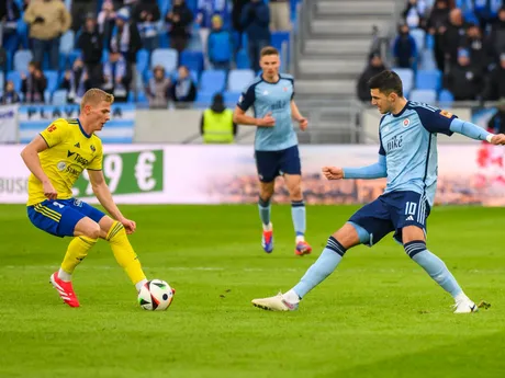 Lukáš Šimko (Zemplín) a Marko Tolić (Slovan) počas 20. kola Niké ligy.