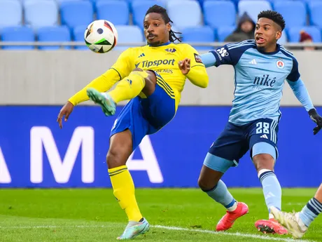 Cesar Blackman (Slovan) a Kingsley Madu  (Zemplín) počas 20. kola Niké ligy.