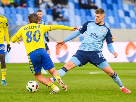 Ben Cottrell (Zemplín) a Alen Mustafić (Slovan) počas 20. kola Niké ligy.