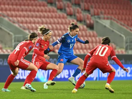 Hráčky Moldavska Elina Coceanovsčiová, Claudia Čiperová, hráčka Slovenska Mária Mikolajová a hráčka Moldavska Carolina Taburová počas zápasu 2. kola 1. skupiny C-divízie Ligy národov.