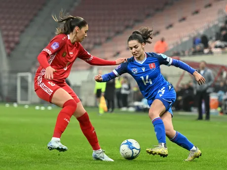 Karolína Bayerová a Daniela Mardariová počas zápasu 2. kola 1. skupiny C-divízie Ligy národov vo futbale žien Slovensko - Moldavsko.