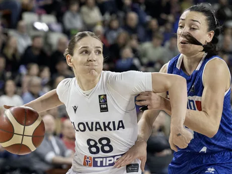 Na snímke zľava Natália Martišková (Slovensko) a  Danielle Rodriguezová (Island) počas zápasu F-skupiny kvalifikácie ME 2025 Slovensko - Island.