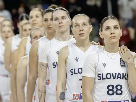 Na snímke slovenské basketbalové reprezentantky sprava Natália Martišková, Nikola Dudášová, Miroslava Mištinová a Terézia Sedláková stoja pred zápasom F-skupiny kvalifikácie ME 2025 Slovensko - Island.