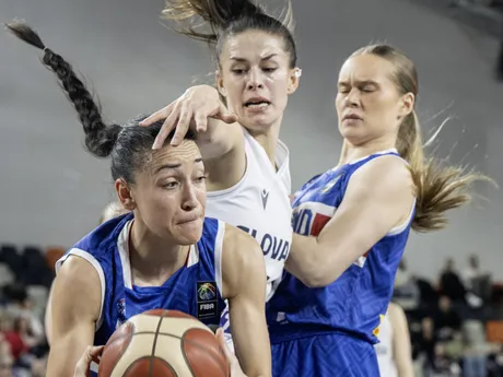 Na snímke uprostred Veronika Remenárová (Slovensko), vľavo Danielle Rodriguezová a vpravo Agnes Svansdottirová (obe Island) počas zápasu F-skupiny kvalifikácie ME 2025 Slovensko - Island.