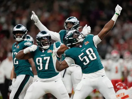 Hráči Philadelphie Eagles a ich oslavné gesto v Super Bowle 59 proti Kansasu City Chiefs.