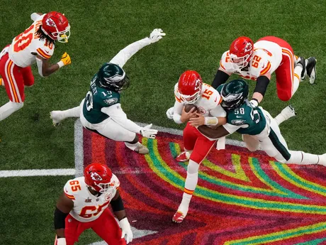 Quarterback Patrick Mahomes pod obrovským tlakom obrancov Philadelphie v Super Bowle LIX.