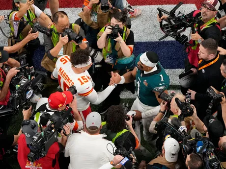 Quarterbackovia Patrick Mahomes (vľavo) a Jalen Hurts si podávajú ruky po Super Bowle LIX.