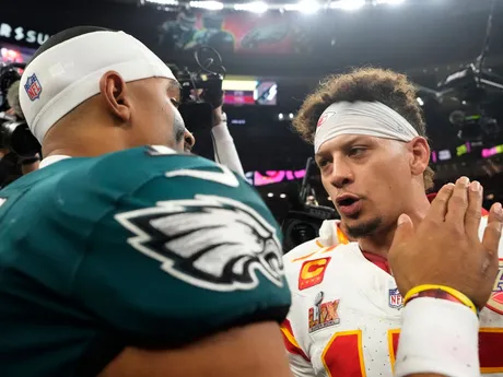 Quarterbackovia Patrick Mahomes (vpravo) a Jalen Hurts v objatí po Super Bowle 2025.