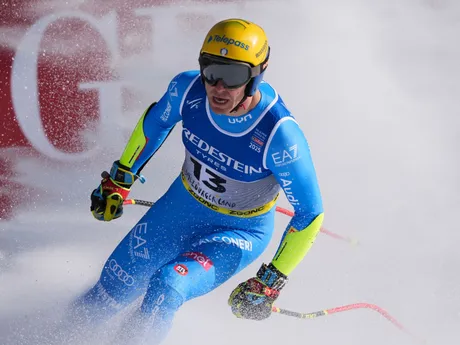 Talian Mattia Casse v cieli pretekov super-G na MS v zjazdovom lyžovaní v Saalbachu 2025.