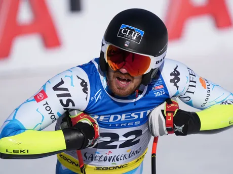 Američan Bryce Bennett v cieli pretekov super-G na MS v zjazdovom lyžovaní v Saalbachu 2025.