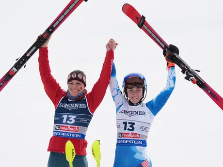 Mikaela Shiffrinová a Breezy Johnsonová získali v zlatú medailu v tímovej kombinácii na MS 2025.