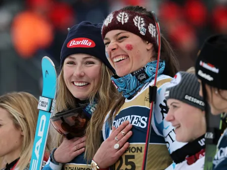 Mikaela Shiffrinová a Breezy Johnsonová oslavujú zisk zlatej medaily v tímovej kombinácii na MS 2025.