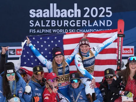 Mikaela Shiffrinová a Breezy Johnsonová oslavujú zisk zlatej medaily v tímovej kombinácii na MS 2025.