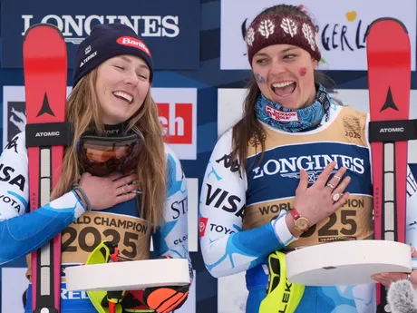 Mikaela Shiffrinová a Breezy Johnsonová oslavujú zisk zlatej medaily v tímovej kombinácii na MS 2025.