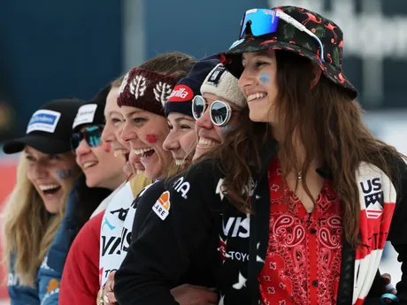 Zľava tím USA Paula Moltzanová, Jacqueline Wilesová, A.J. Hurtová, Breezy Johnsonová, Mikaela Shiffrinová, Katie Hensienová a Lauren Macugaová.