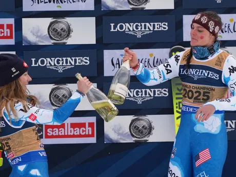 Mikaela Shiffrinová a Breezy Johnsonová oslavujú zisk zlatej medaily v tímovej kombinácii na MS 2025.