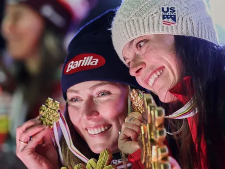 Mikaela Shiffrinová (vľavo) a Breezy Johnsonová ovládli tímovú súťaž na MS v Saalbachu 2025.