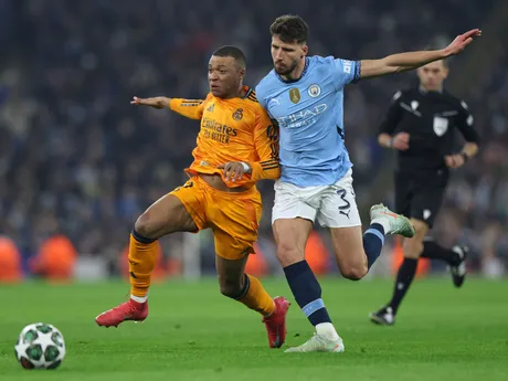 Ruben Dias a Kylian Mbappé v zápase Manchester City - Real Madrid v play-off o osemfinále Ligy majstrov.