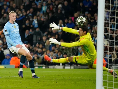 Erling Haaland (vľavo) strieľa gól v zápase Manchester City - Real Madrid v play-off o osemfinále Ligy majstrov.